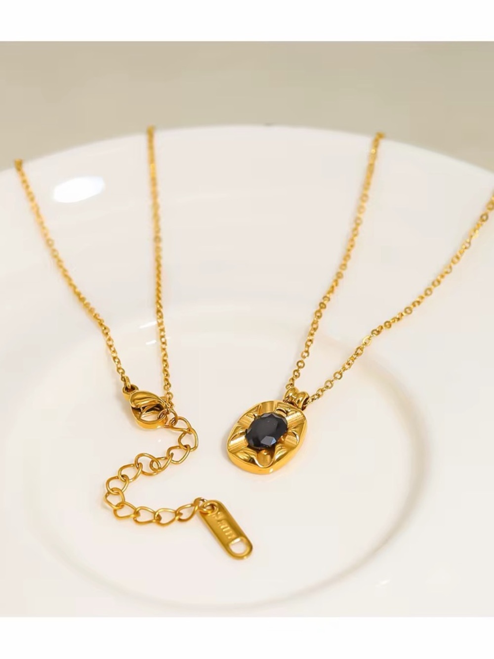 18K Gold Plated Vintage-Inspired Oval Black Stone Pendant Necklace - Picture 4 of 12